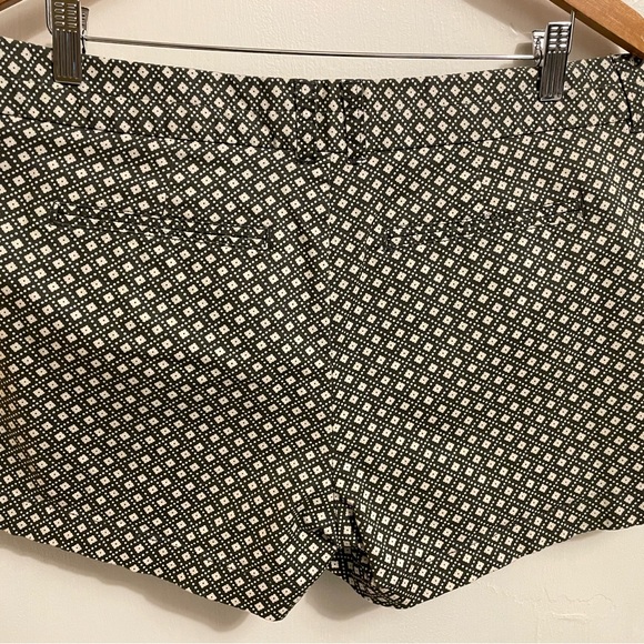 NWOT Khaki by Gap Shorts / Size 14 / Dark Sage Green + White Pattern / πΏπ€ - Picture 2 of 3